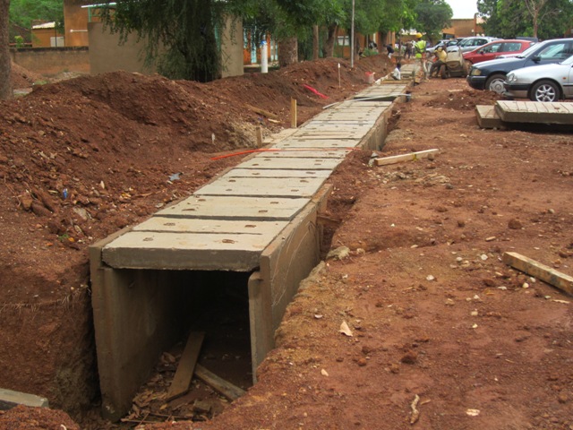 Phase d’achèvement des travaux de réalisation des caniveaux au CHU Yalgado qui mettent à l’abri contre des inondations dommageables aux équipements médicaux..(Images du 07 Juillet 2014).