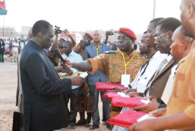 Le président Michel Kafando(à gauche),décore à titre posthume les 28 martyrs de l'insurrection.