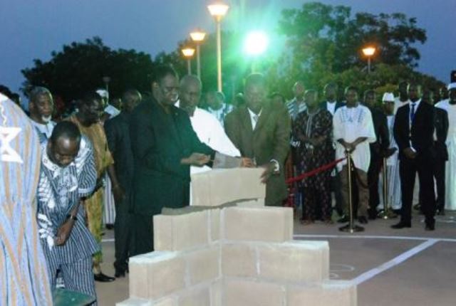 Pose de la première pierre de la Stèle des Martyrs de l'insurrection populaire des 30 et 31 octobre 2014.