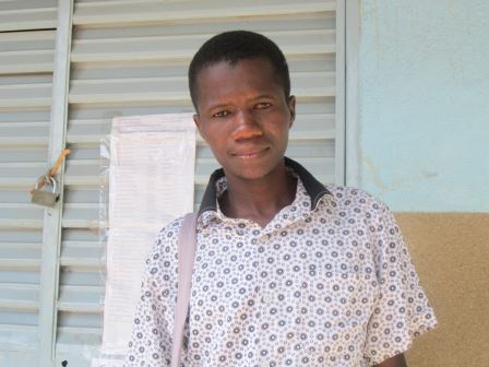 M. Seydou Zongo,un des heureux admis au BAC série D ,2015 au Lycée privé la Cour du Savoir. Il affirme qu’il n’arrivait pas à obtenir la moyenne en math quand il était ailleurs dans un autre établissement. Mais qu’avec son entrée au Lycée privé La Cour du Savoir, il a pu bien progresser en mathématiques grâce au tact pédagogique de son professeur du lycée. Le savoir faire des professeurs de SVT et d’anglais lui a permis également de rehausser son niveau dans ces matières où il était faible.