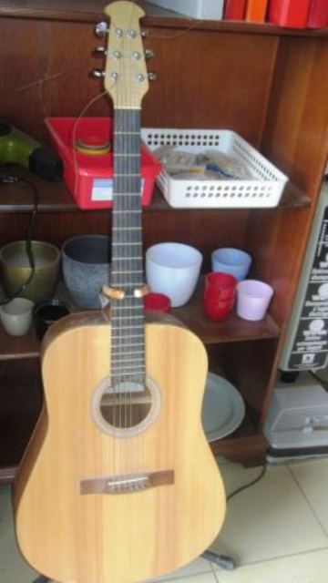 Une guitare à partir de 60.000 FCFA.