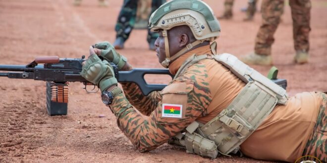 Burkina Faso : le Président Ibrahim Traoré visite des militaires formés pour créer l'insécurité contre les terroristes | LABORPRESSE.NET
