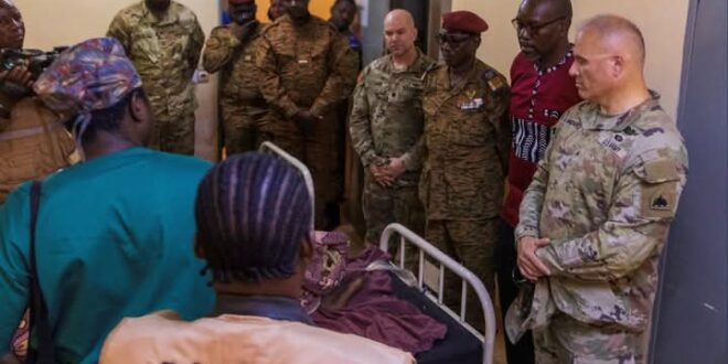 Visite armée américaine a des soldats burkinabè blessés